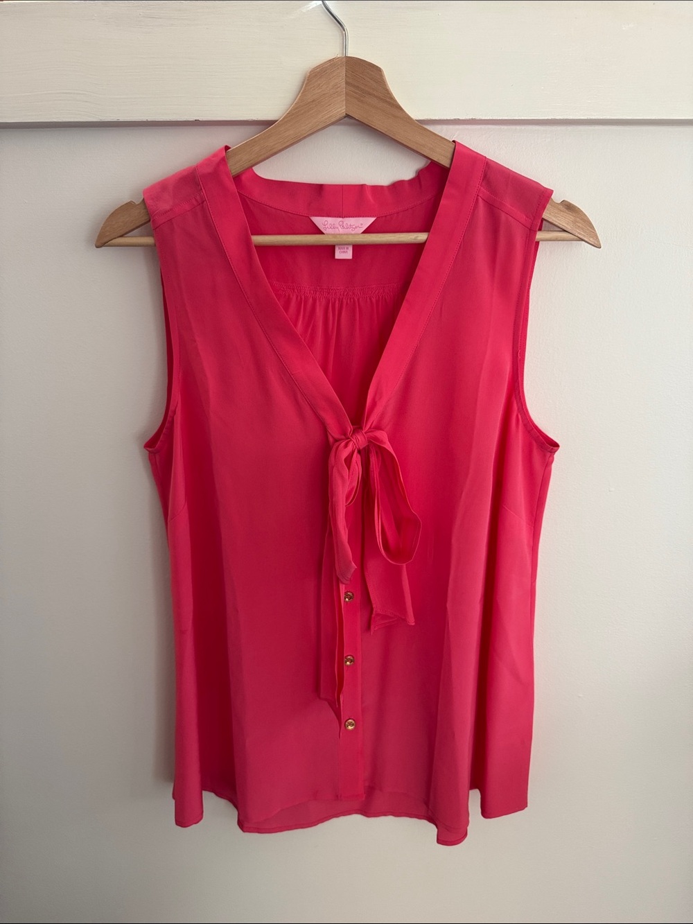 Lilly Pulitzer Silk Blouse Pink Sleeveless Tie Neck Top Gold Buttons Women’s M